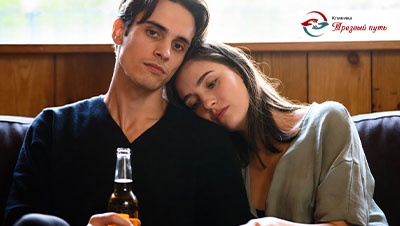 Девушка грустит из-за алкоголизма мужа