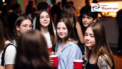 Мальчики подростки пьют пиво в квартире